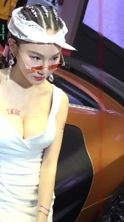 广州车展色色的摄影师各种角度 捕捉身材火爆的美女模特各种不经意间的走光 截图13