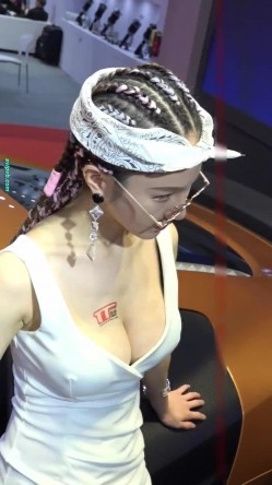 广州车展色色的摄影师各种角度 捕捉身材火爆的美女模特各种不经意间的走光 截图14