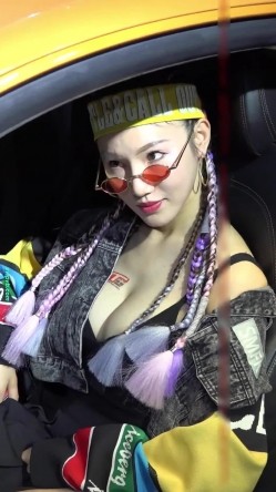 广州车展色色的摄影师各种角度 捕捉身材火爆的美女模特各种不经意间的走光 截图15
