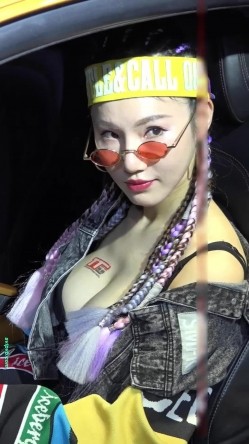 广州车展色色的摄影师各种角度 捕捉身材火爆的美女模特各种不经意间的走光 截图16