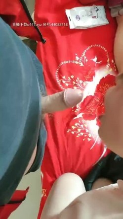 幸福的大爷人老心不老出租房与人玩3P啊，小嫂子一下伺候两人，给床上大爷口交后面被人操，上位大爷射精了 截图6