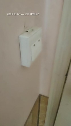 幸福的大爷人老心不老出租房与人玩3P啊，小嫂子一下伺候两人，给床上大爷口交后面被人操，上位大爷射精了 截图11