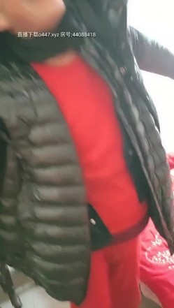 幸福的大爷人老心不老出租房与人玩3P啊，小嫂子一下伺候两人，给床上大爷口交后面被人操，上位大爷射精了 截图13