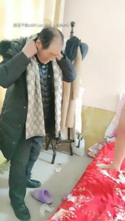 幸福的大爷人老心不老出租房与人玩3P啊，小嫂子一下伺候两人，给床上大爷口交后面被人操，上位大爷射精了 截图16