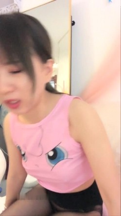 马尾辫高颜值妹子性感黑丝自慰诱惑秀 地上道具JJ摩擦多种姿势换着插入非常诱人 截图2
