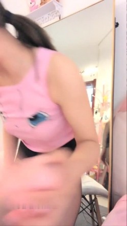 马尾辫高颜值妹子性感黑丝自慰诱惑秀 地上道具JJ摩擦多种姿势换着插入非常诱人 截图3