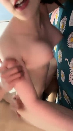 美乳少妇跟小叔子偷情啪啪，口交大鸡巴微露脸很可爱，让小哥后入爆草，奶子乱晃好诱人，握在手里放肆揉捏 截图7