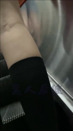 【经典CD】掀裙抄底大神【无人后继】126V完整合集[上]，就喜欢用手掀起小姐姐的短裙抄底 截图7