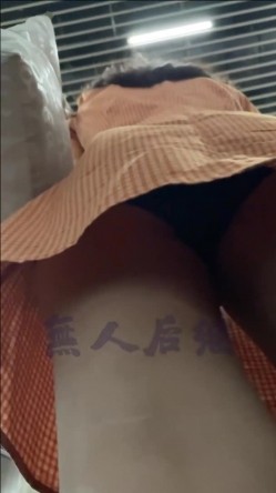 【经典CD】掀裙抄底大神【无人后继】126V完整合集[上]，就喜欢用手掀起小姐姐的短裙抄底 截图14