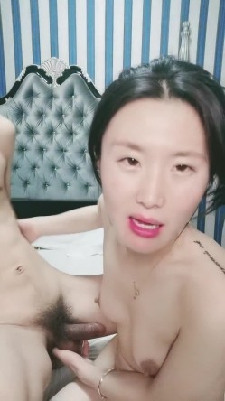 良家小少妇好骚啊跟小哥玩的好嗨啊，69姿势让小哥草嘴舔逼，骑在脖子上插嘴深喉舔弄，后入抽插表情好骚抠逼 截图6