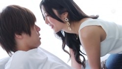 ACHJ-030 Madonna電撃専属 真正痴女 水川スミレ 深く濃厚な接吻と寸止め中出しでM男クンを身も心もトロけさせる無限射精オーガズム 截图2