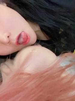 【极品高端泄密】疑似某高颜值知名网红福利姬大尺度魅惑私拍流出 亲密百合 互玩极品粉穴娇喘 完美露脸 截图2