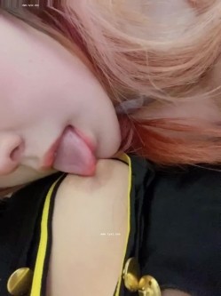 【极品高端泄密】疑似某高颜值知名网红福利姬大尺度魅惑私拍流出 亲密百合 互玩极品粉穴娇喘 完美露脸 截图4