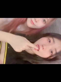 【极品高端泄密】疑似某高颜值知名网红福利姬大尺度魅惑私拍流出 亲密百合 互玩极品粉穴娇喘 完美露脸 截图10
