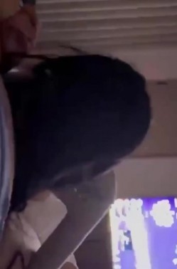 【抖音网红流出】抖音完美腰臀高颜值网红「木子李」被金主调教视频曝光 口交深喉骑乘榨精，无套内射让人血脉喷张 截图9