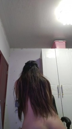 重磅！新人！【鱼妈】自慰狂喷水！一直喷~白虎一线天，水量超大，直冲镜头！ 截图2