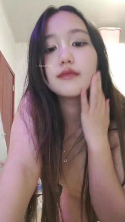 重磅！新人！【鱼妈】自慰狂喷水！一直喷~白虎一线天，水量超大，直冲镜头！ 截图4