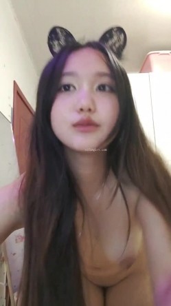 重磅！新人！【鱼妈】自慰狂喷水！一直喷~白虎一线天，水量超大，直冲镜头！ 截图15