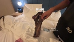 推特28万粉丝国产原创丝袜足交博主「酥小强」付费私拍 线下专约素人模特足交抚摸调情 截图13
