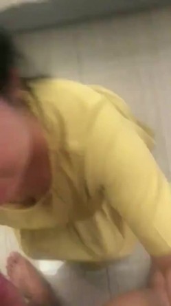在阿姨家附近约她开房，她怕老公知道，做爱的的时候死活不让拍，不要拍，被发现我就惨了，小骚逼阿姨 对话有趣！ 截图1