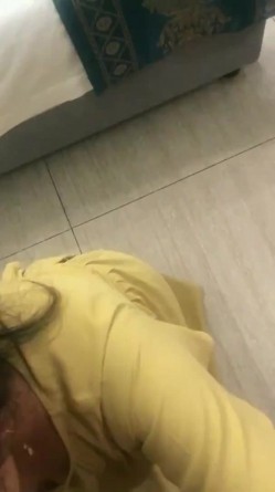 在阿姨家附近约她开房，她怕老公知道，做爱的的时候死活不让拍，不要拍，被发现我就惨了，小骚逼阿姨 对话有趣！ 截图2
