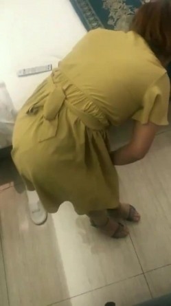 在阿姨家附近约她开房，她怕老公知道，做爱的的时候死活不让拍，不要拍，被发现我就惨了，小骚逼阿姨 对话有趣！ 截图12