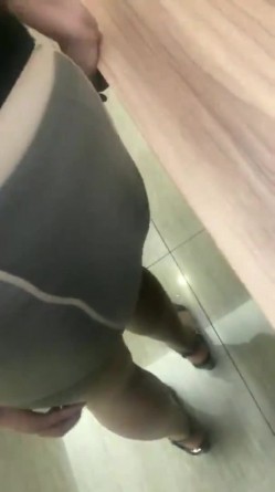 在阿姨家附近约她开房，她怕老公知道，做爱的的时候死活不让拍，不要拍，被发现我就惨了，小骚逼阿姨 对话有趣！ 截图15