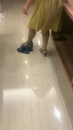 在阿姨家附近约她开房，她怕老公知道，做爱的的时候死活不让拍，不要拍，被发现我就惨了，小骚逼阿姨 对话有趣！ 截图16