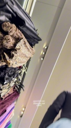 大神偷拍美女 极品短裙美女破洞油亮丝袜半透明窄内 隐约露B美女穿情趣过膝袜配骚丁弯腰拽腿环露性感肉臀 截图4