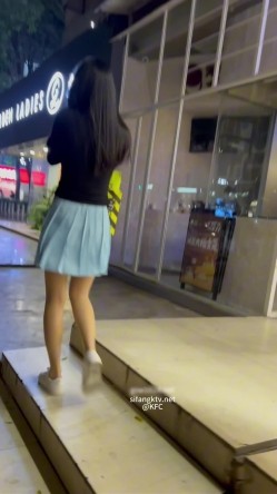 大神偷拍美女 极品短裙美女破洞油亮丝袜半透明窄内 隐约露B美女穿情趣过膝袜配骚丁弯腰拽腿环露性感肉臀 截图9