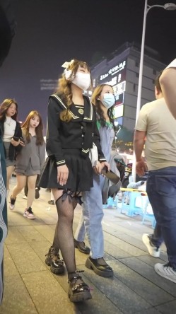大神偷拍美女 极品短裙美女破洞油亮丝袜半透明窄内 隐约露B美女穿情趣过膝袜配骚丁弯腰拽腿环露性感肉臀 截图10