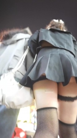 大神偷拍美女 极品短裙美女破洞油亮丝袜半透明窄内 隐约露B美女穿情趣过膝袜配骚丁弯腰拽腿环露性感肉臀 截图11