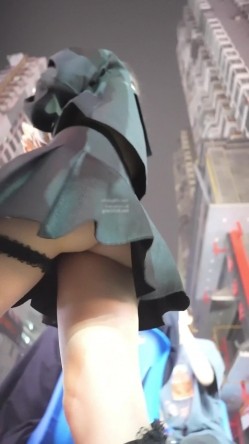大神偷拍美女 极品短裙美女破洞油亮丝袜半透明窄内 隐约露B美女穿情趣过膝袜配骚丁弯腰拽腿环露性感肉臀 截图13