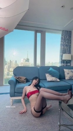 秀人网人气女神，【玥儿玥】最新黑丝高跟，职业装御姐范，大尺度漏奶头 截图2