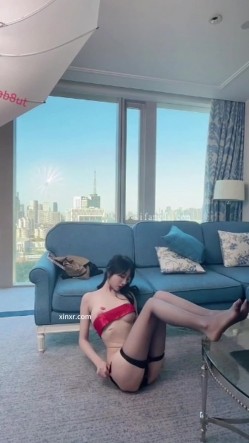 秀人网人气女神，【玥儿玥】最新黑丝高跟，职业装御姐范，大尺度漏奶头 截图3