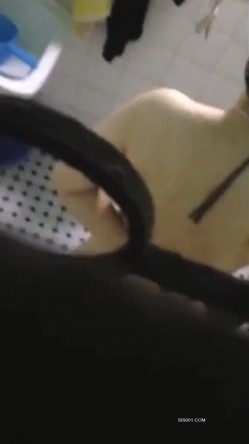 窗外偷窥隔壁美少妇洗香香 这对天然大白奶子超爱 摸着肯定爽 截图1