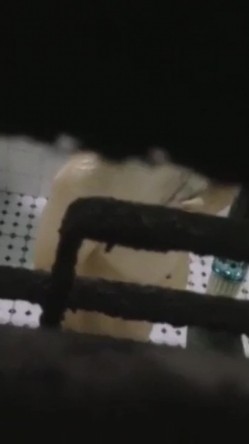 窗外偷窥隔壁美少妇洗香香 这对天然大白奶子超爱 摸着肯定爽 截图2
