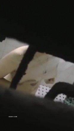 窗外偷窥隔壁美少妇洗香香 这对天然大白奶子超爱 摸着肯定爽 截图3