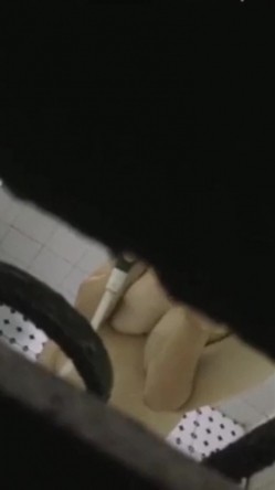 窗外偷窥隔壁美少妇洗香香 这对天然大白奶子超爱 摸着肯定爽 截图8
