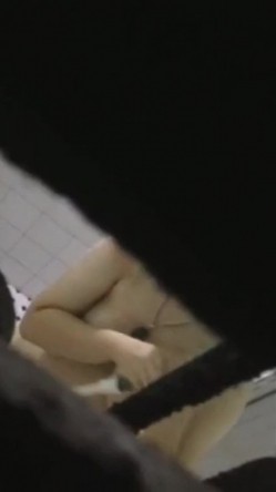 窗外偷窥隔壁美少妇洗香香 这对天然大白奶子超爱 摸着肯定爽 截图10
