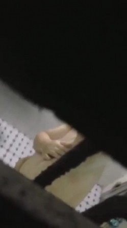 窗外偷窥隔壁美少妇洗香香 这对天然大白奶子超爱 摸着肯定爽 截图12