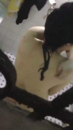 窗外偷窥隔壁美少妇洗香香 这对天然大白奶子超爱 摸着肯定爽 截图13
