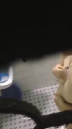 窗外偷窥隔壁美少妇洗香香 这对天然大白奶子超爱 摸着肯定爽 截图14