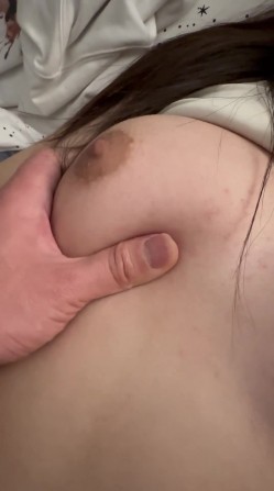 单位聚餐老婆喝多了被同事送回来 ️赶紧抱回房间检查一下她的鲍鱼 ️B里面有精液卧槽这是被谁操了啊 截图14