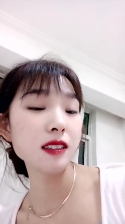 端庄高颜值妹子，模特身材和大叔老男人，床上吸屌锅盖头吸咪咪，幸福至极，无套打桩互玩69，怼嘴口爆 截图2
