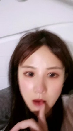 大二9分颜值女神！放假下海收费房！漂亮大眼睛甜美，细腰美臀脱下内裤，多毛骚穴翘起屁股，摆弄各种姿势 截图16