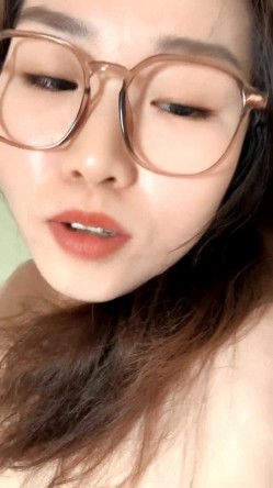 居家骚人妻在床边伺候小哥啪啪，口交大鸡巴让小哥舔逼，无套插入后入草大屁股射在背上，淫声荡语不断撩骚 截图6