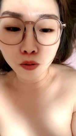 居家骚人妻在床边伺候小哥啪啪，口交大鸡巴让小哥舔逼，无套插入后入草大屁股射在背上，淫声荡语不断撩骚 截图7