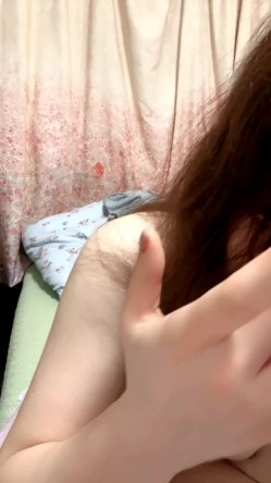 居家骚人妻在床边伺候小哥啪啪，口交大鸡巴让小哥舔逼，无套插入后入草大屁股射在背上，淫声荡语不断撩骚 截图11