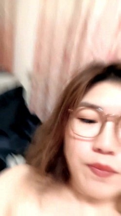 居家骚人妻在床边伺候小哥啪啪，口交大鸡巴让小哥舔逼，无套插入后入草大屁股射在背上，淫声荡语不断撩骚 截图13